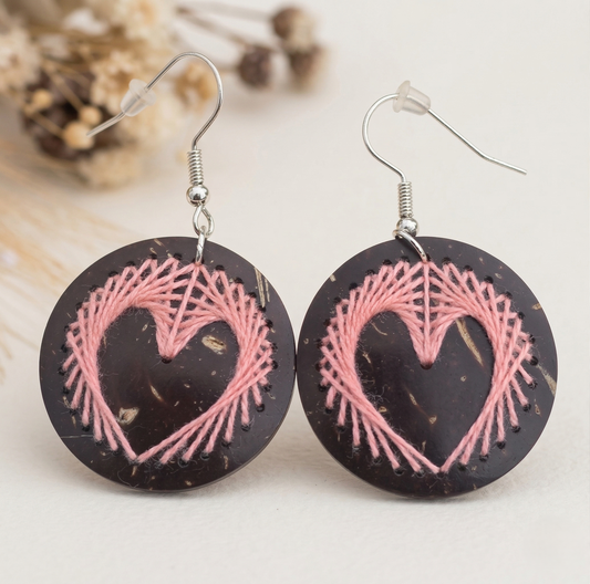 Örhängen av kokosnötsskal och bomullstråd