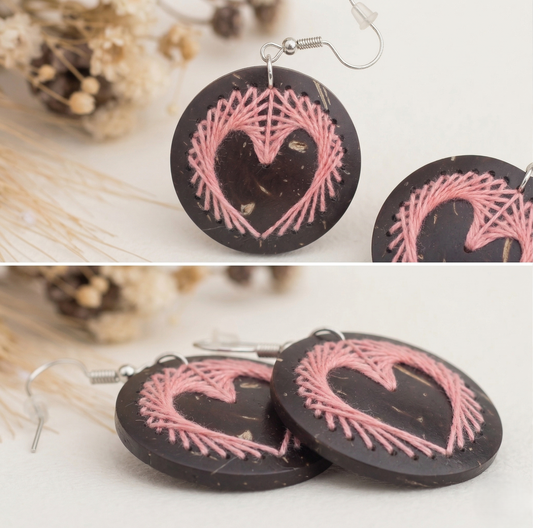 Örhängen av kokosnötsskal och bomullstråd