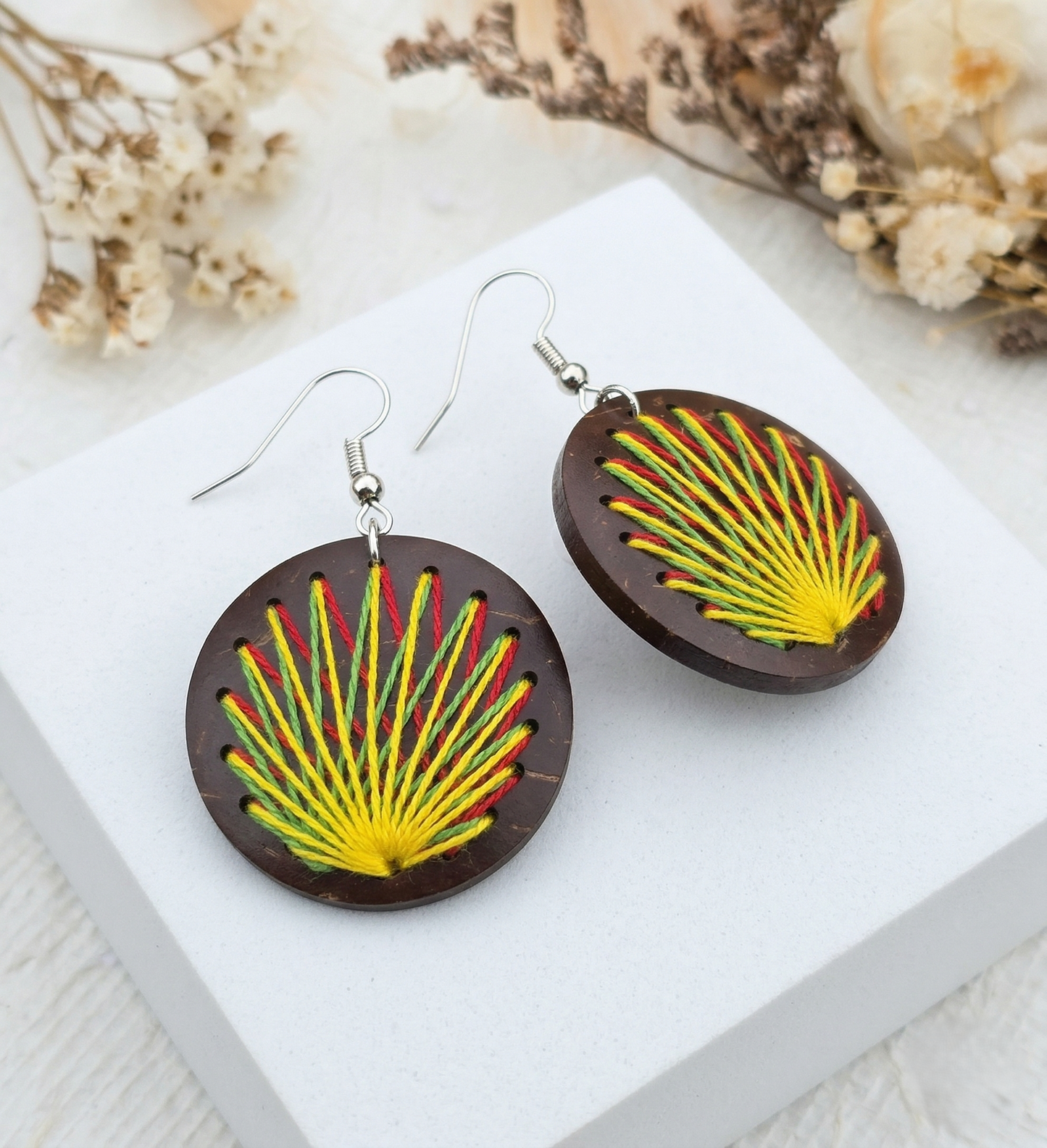 Örhängen av kokosnötsskal och bomullstråd