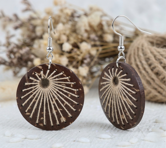 Örhängen av kokosnötsskal och bomullstråd