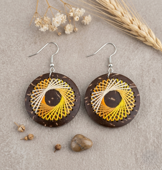 Örhängen av kokosnötsskal och bomullstråd