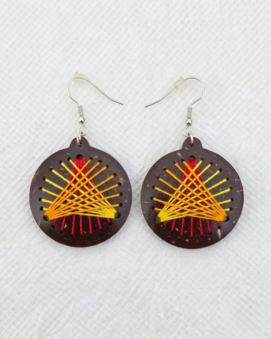 Örhängen av kokosnötsskal och bomullstråd