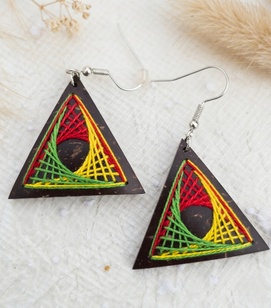 Örhängen av kokosnötsskal och bomullstråd