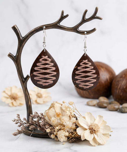 Örhängen av kokosnötsskal och bomullstråd