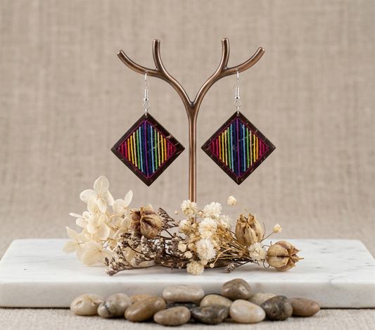 Örhängen av kokosnötsskal och bomullstråd